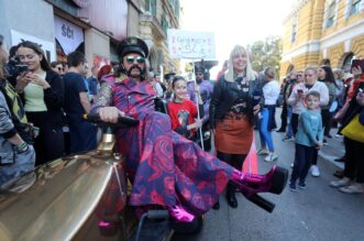 Rijeka: Let 3 na Korzo dovezao se na zlatkom traktoru Rijeka: Let 3 na Korzo dovezao se na zlatkom traktoru