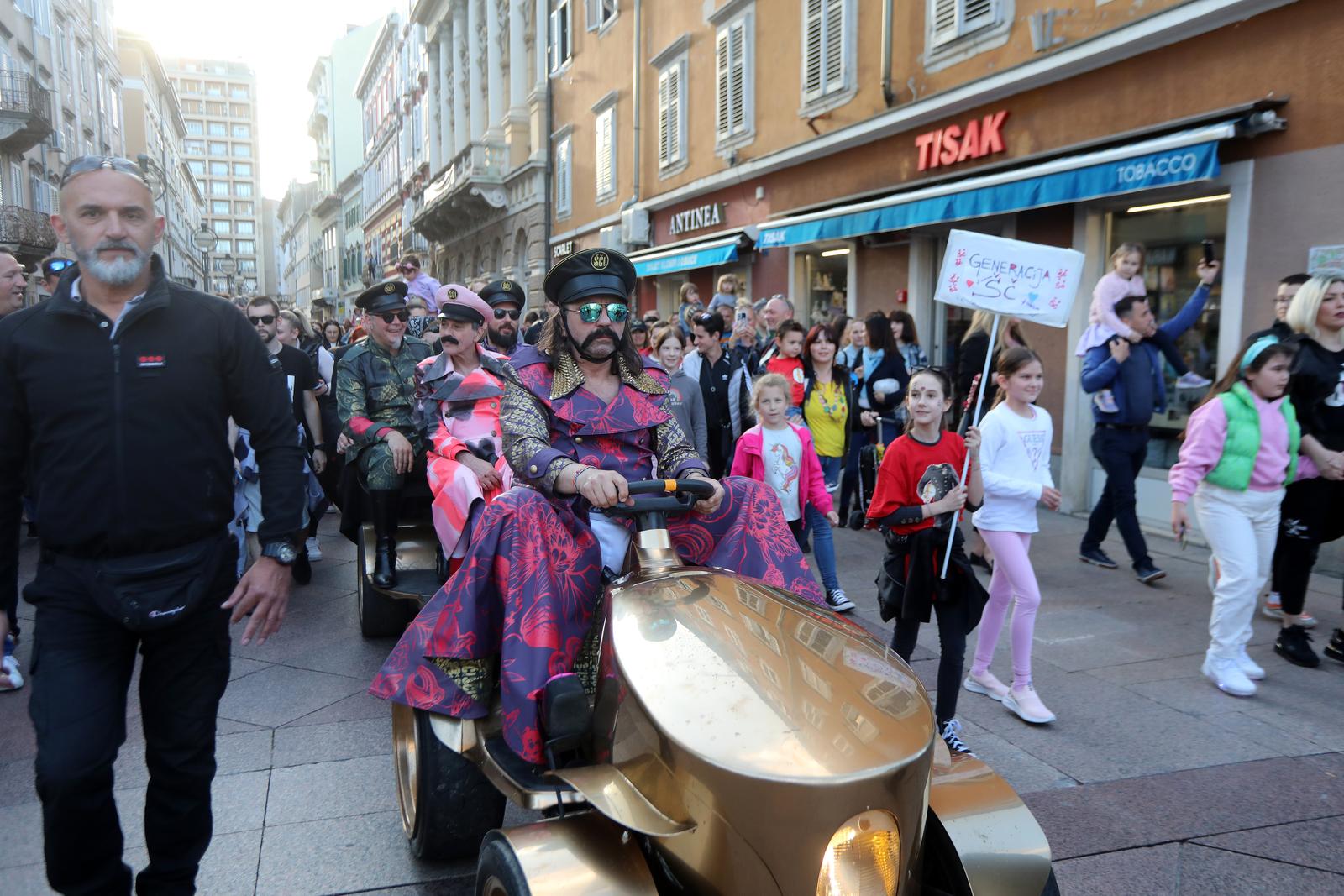 Rijeka: Let 3 na Korzo dovezao se na zlatkom traktoru Rijeka: Let 3 na Korzo dovezao se na zlatkom traktoru