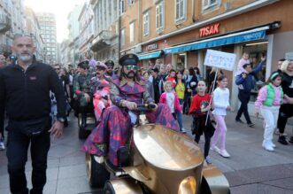 Rijeka: Let 3 na Korzo dovezao se na zlatkom traktoru Rijeka: Let 3 na Korzo dovezao se na zlatkom traktoru