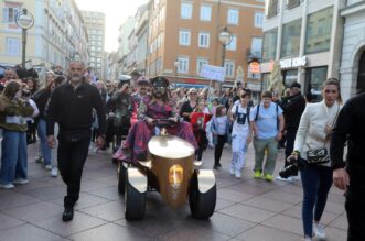 Rijeka: Let 3 na Korzo dovezao se na zlatkom traktoru Rijeka: Let 3 na Korzo dovezao se na zlatkom traktoru