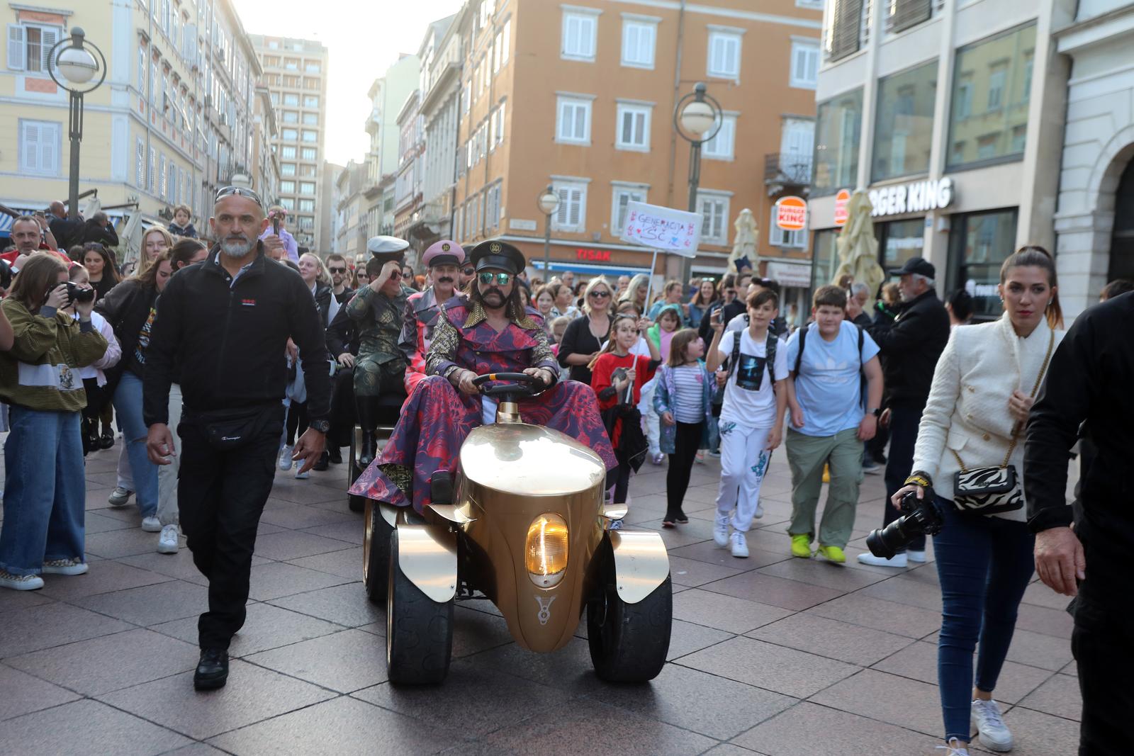 Rijeka: Let 3 na Korzo dovezao se na zlatkom traktoru Rijeka: Let 3 na Korzo dovezao se na zlatkom traktoru