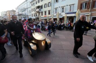 Rijeka: Let 3 na Korzo dovezao se na zlatkom traktoru Rijeka: Let 3 na Korzo dovezao se na zlatkom traktoru