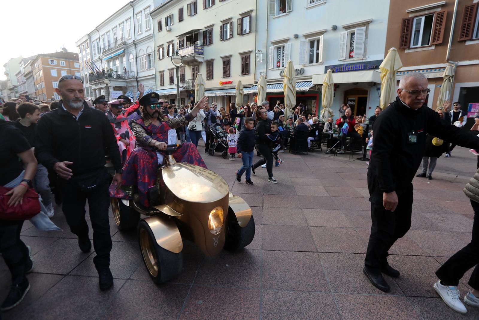Rijeka: Let 3 na Korzo dovezao se na zlatkom traktoru Rijeka: Let 3 na Korzo dovezao se na zlatkom traktoru