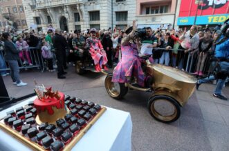 Rijeka: Let 3 na Korzo dovezao se na zlatkom traktoru Rijeka: Let 3 na Korzo dovezao se na zlatkom traktoru
