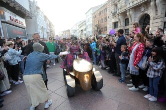 Rijeka: Let 3 na Korzo dovezao se na zlatkom traktoru Rijeka: Let 3 na Korzo dovezao se na zlatkom traktoru