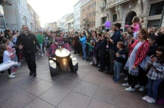 Rijeka: Let 3 na Korzo dovezao se na zlatkom traktoru Rijeka: Let 3 na Korzo dovezao se na zlatkom traktoru