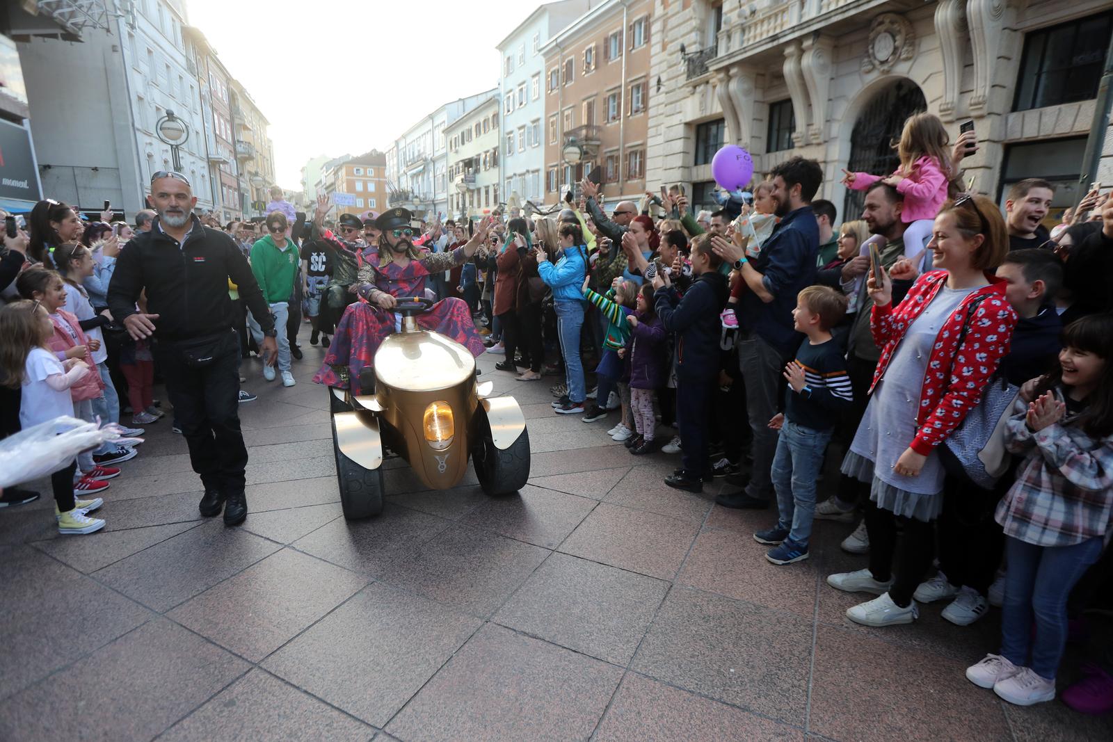 Rijeka: Let 3 na Korzo dovezao se na zlatkom traktoru Rijeka: Let 3 na Korzo dovezao se na zlatkom traktoru