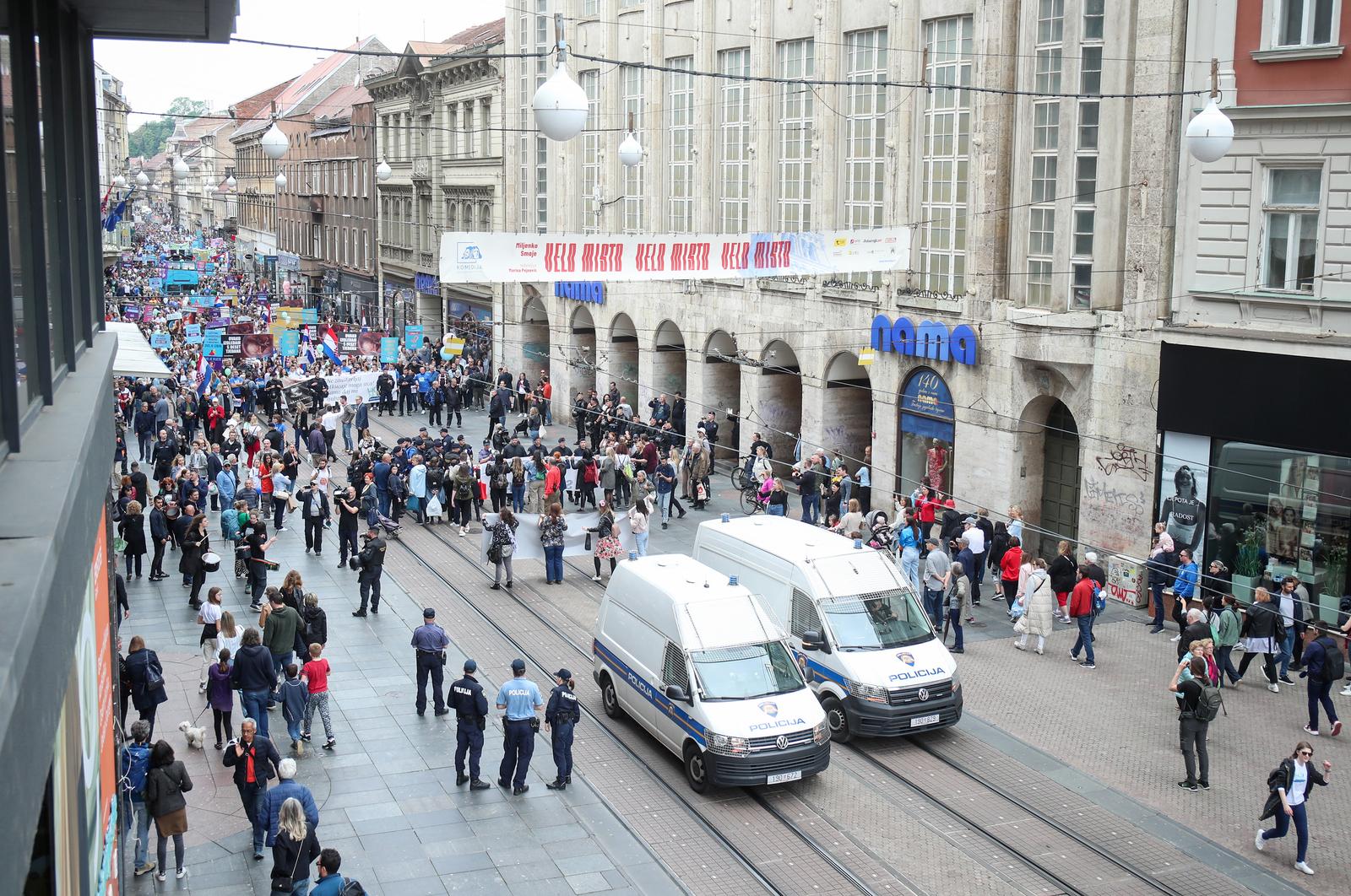 Zagreb: Protuprosvjednice blokirale Hod za život, odnijela ih interventna policija