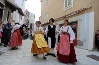 Baka: Crna ovca festival janjetine, individualizma, kreativnosti i oto?ne batine Baka: Crna ovca festival janjetine, individualizma, kreativnosti i oto?ne batine
