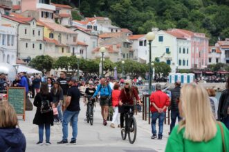 Baška: Crna ovca festival janjetine, individualizma, kreativnosti i otočne baštine Baška: Crna ovca festival janjetine, individualizma, kreativnosti i otočne baštine