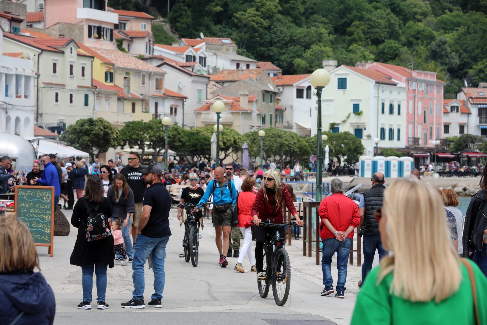 Baška: Crna ovca festival janjetine, individualizma, kreativnosti i otočne baštine Baška: Crna ovca festival janjetine, individualizma, kreativnosti i otočne baštine
