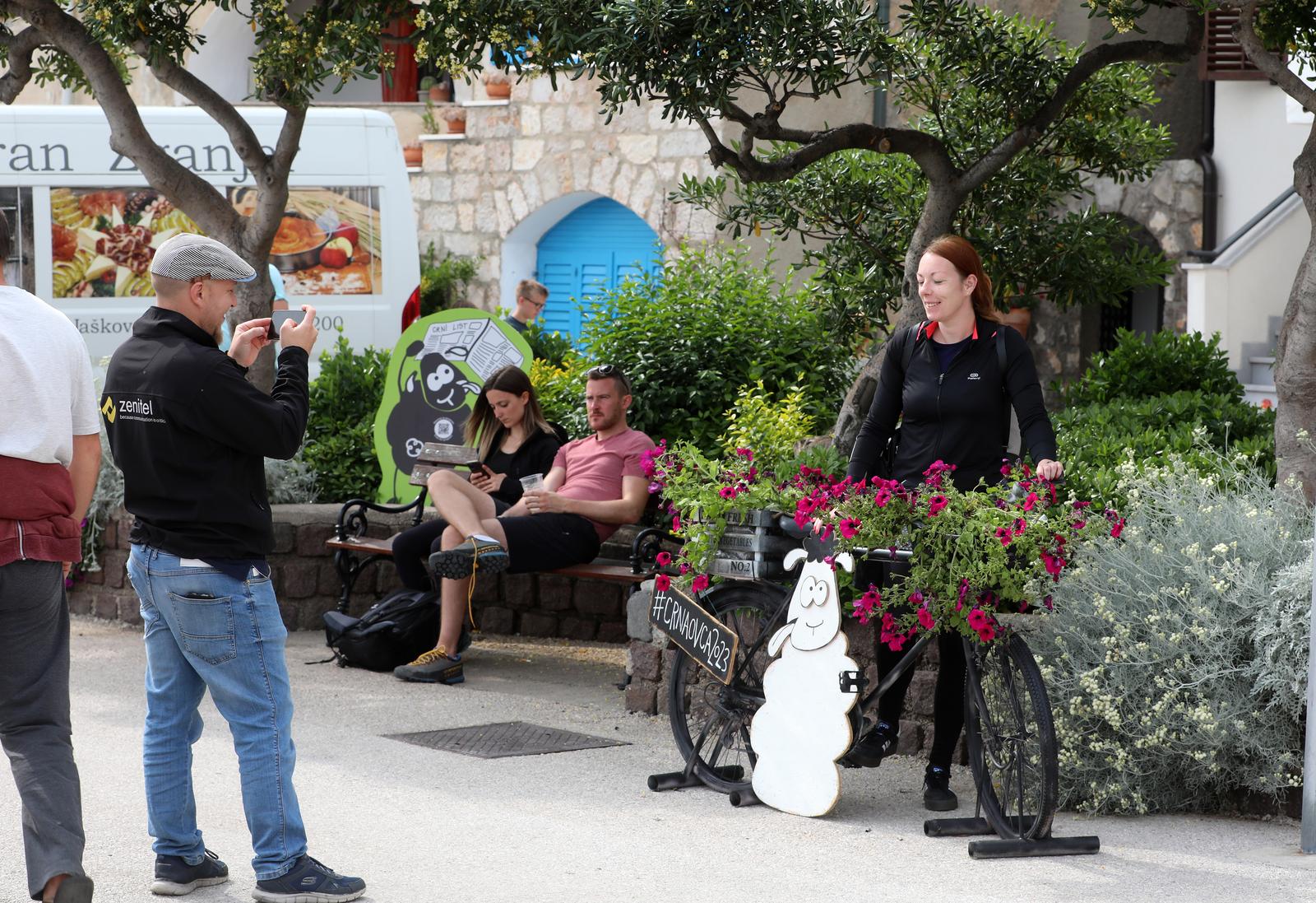 Baška: Crna ovca festival janjetine, individualizma, kreativnosti i otočne baštine Baška: Crna ovca festival janjetine, individualizma, kreativnosti i otočne baštine