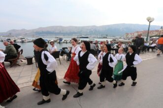 Baka: Crna ovca festival janjetine, individualizma, kreativnosti i oto?ne batine Baka: Crna ovca festival janjetine, individualizma, kreativnosti i oto?ne batine