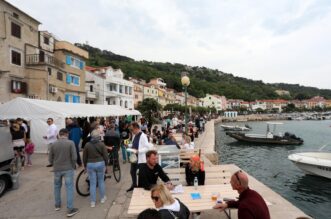 Baška: Crna ovca festival janjetine, individualizma, kreativnosti i otočne baštine Baška: Crna ovca festival janjetine, individualizma, kreativnosti i otočne baštine