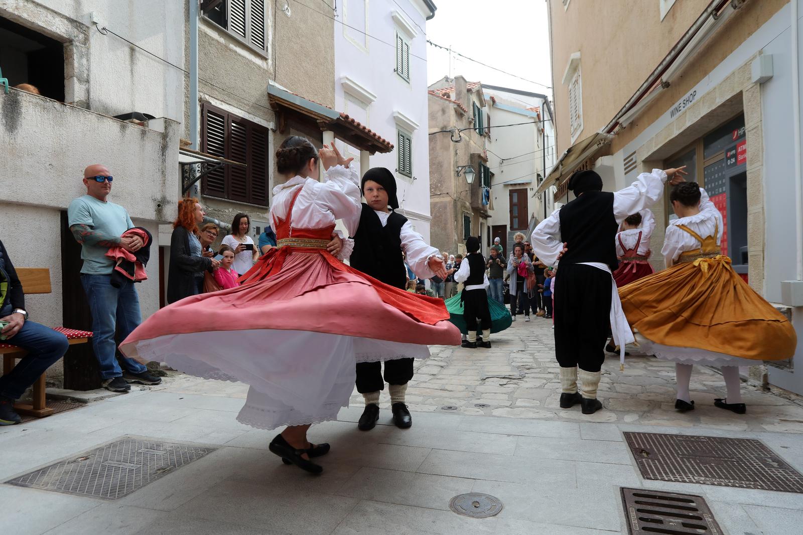 Baška: Crna ovca festival janjetine, individualizma, kreativnosti i otočne baštine Baška: Crna ovca festival janjetine, individualizma, kreativnosti i otočne baštine