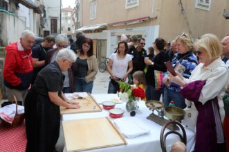 Baška: Crna ovca festival janjetine, individualizma, kreativnosti i otočne baštine Baška: Crna ovca festival janjetine, individualizma, kreativnosti i otočne baštine