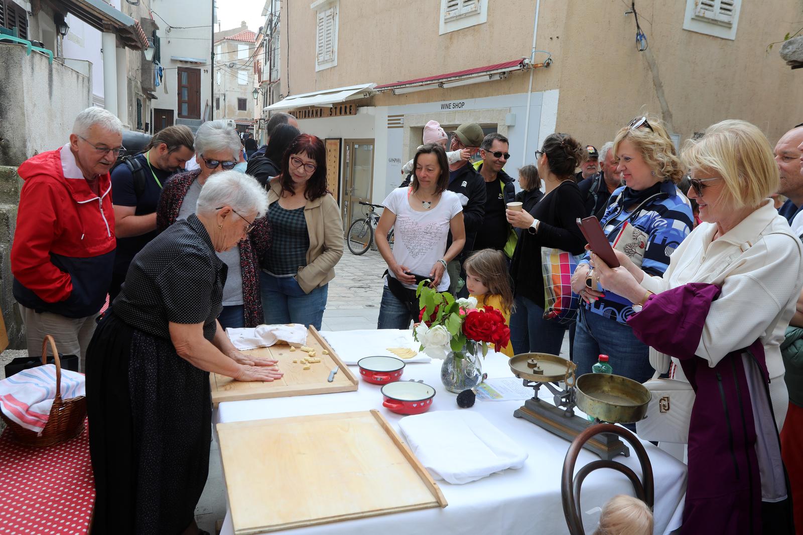 Baška: Crna ovca festival janjetine, individualizma, kreativnosti i otočne baštine Baška: Crna ovca festival janjetine, individualizma, kreativnosti i otočne baštine