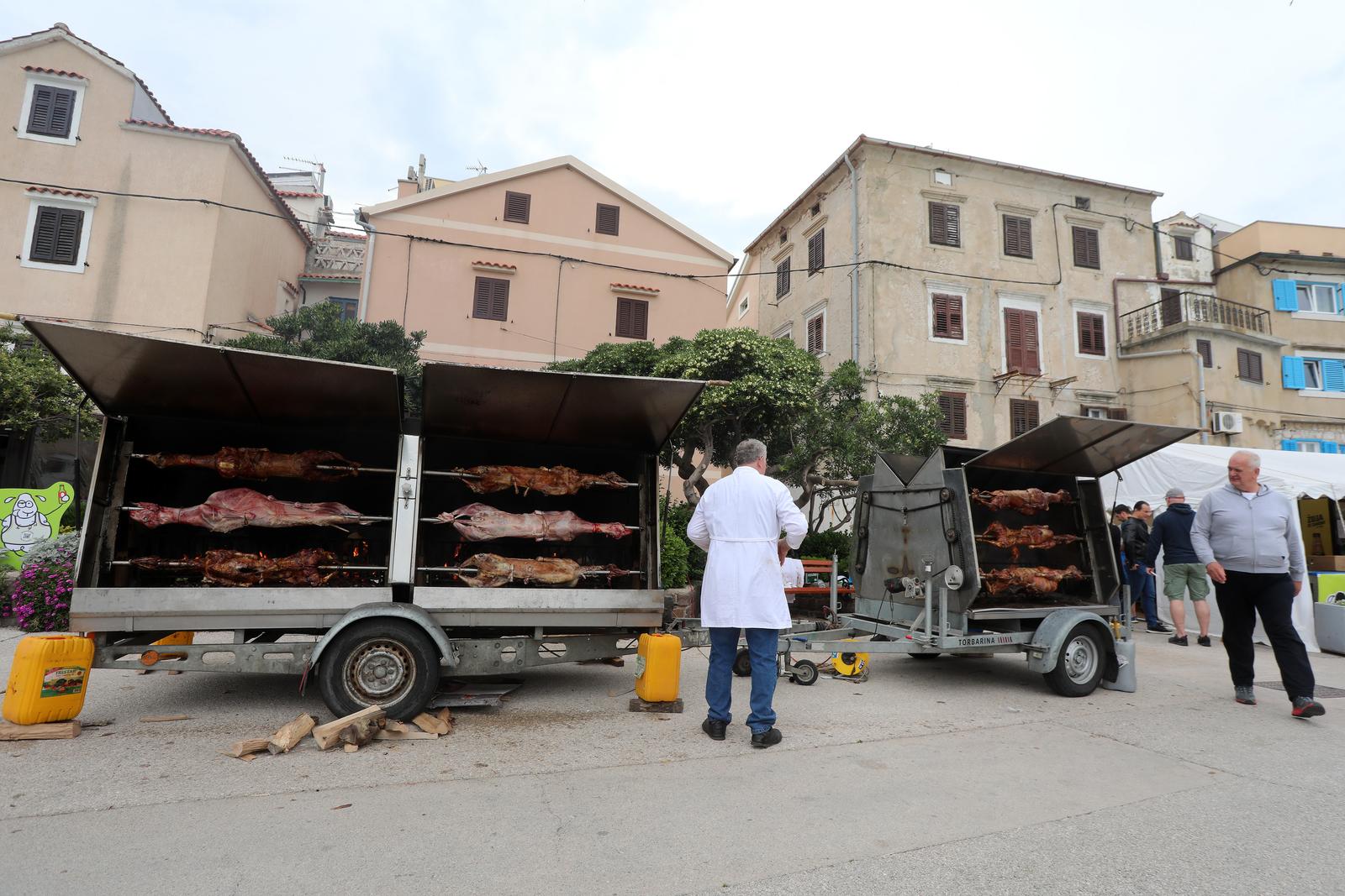 Baška: Crna ovca festival janjetine, individualizma, kreativnosti i otočne baštine Baška: Crna ovca festival janjetine, individualizma, kreativnosti i otočne baštine