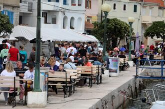 Baška: Crna ovca festival janjetine, individualizma, kreativnosti i otočne baštine Baška: Crna ovca festival janjetine, individualizma, kreativnosti i otočne baštine