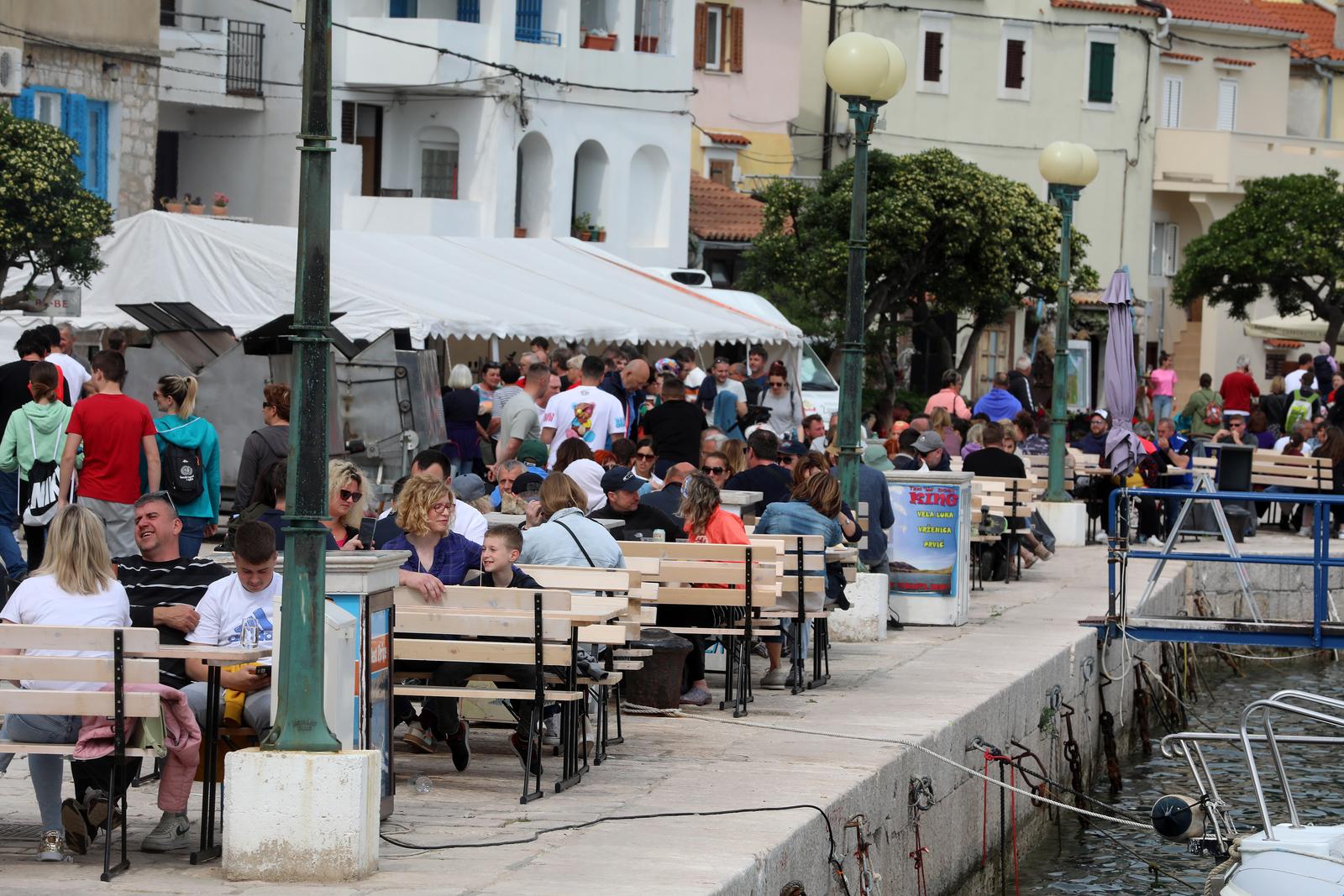 Baška: Crna ovca festival janjetine, individualizma, kreativnosti i otočne baštine Baška: Crna ovca festival janjetine, individualizma, kreativnosti i otočne baštine