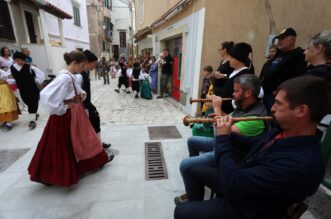 Baka: Crna ovca festival janjetine, individualizma, kreativnosti i oto?ne batine Baka: Crna ovca festival janjetine, individualizma, kreativnosti i oto?ne batine