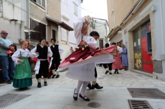 Baka: Crna ovca festival janjetine, individualizma, kreativnosti i oto?ne batine Baka: Crna ovca festival janjetine, individualizma, kreativnosti i oto?ne batine