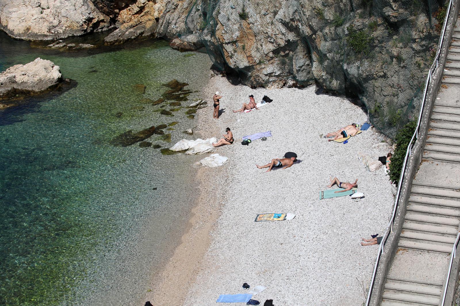 Rijeka: Rijetki kupaci na plazi Sablicevo