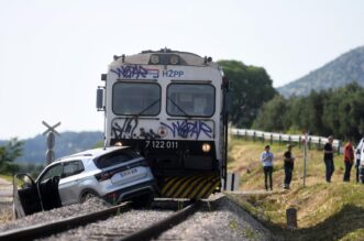 Donje Polje: Prometna nesre?a u Donjem polju u kojoj su sudjelovali vlak i osobni automobil Donje Polje: Prometna nesre?a u Donjem polju u kojoj su sudjelovali vlak i osobni automobil