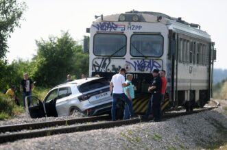 Donje Polje: Prometna nesre?a u Donjem polju u kojoj su sudjelovali vlak i osobni automobil Donje Polje: Prometna nesre?a u Donjem polju u kojoj su sudjelovali vlak i osobni automobil
