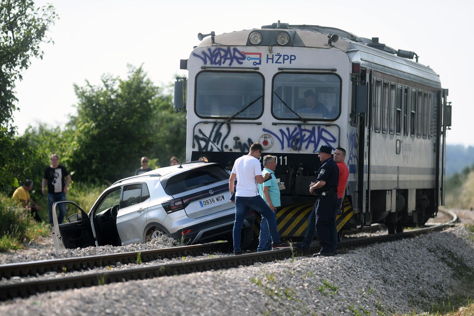 Donje Polje: Prometna nesre?a u Donjem polju u kojoj su sudjelovali vlak i osobni automobil Donje Polje: Prometna nesre?a u Donjem polju u kojoj su sudjelovali vlak i osobni automobil
