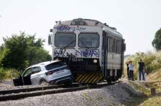 Donje Polje: Prometna nesre?a u Donjem polju u kojoj su sudjelovali vlak i osobni automobil Donje Polje: Prometna nesre?a u Donjem polju u kojoj su sudjelovali vlak i osobni automobil