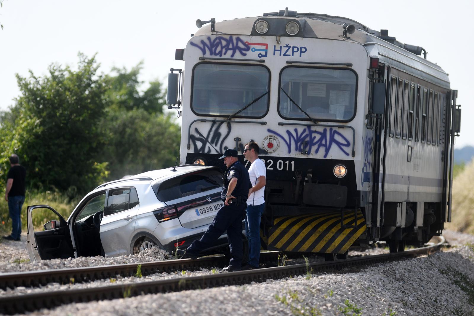 Donje Polje: Prometna nesre?a u Donjem polju u kojoj su sudjelovali vlak i osobni automobil Donje Polje: Prometna nesre?a u Donjem polju u kojoj su sudjelovali vlak i osobni automobil