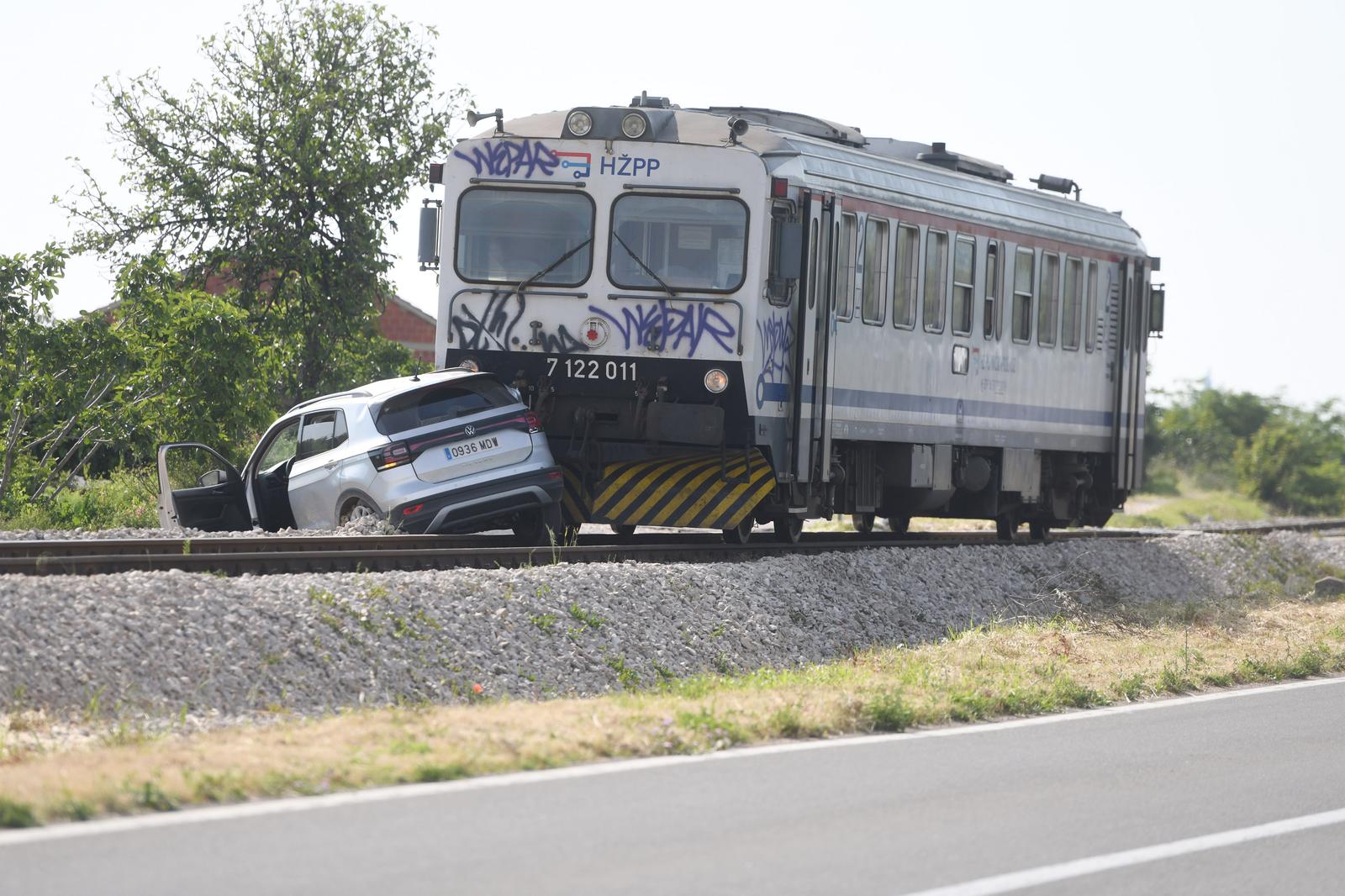 Donje Polje: Prometna nesre?a u Donjem polju u kojoj su sudjelovali vlak i osobni automobil Donje Polje: Prometna nesre?a u Donjem polju u kojoj su sudjelovali vlak i osobni automobil
