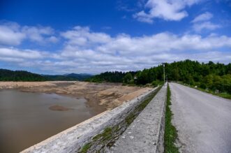 Nakon 22 godine isušeno Lokvarsko jezero, dno skriva ostatke potopljenog naselja Nakon 22 godine isušeno Lokvarsko jezero, dno skriva ostatke potopljenog naselja