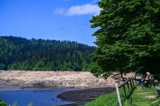 Nakon 22 godine isušeno Lokvarsko jezero, dno skriva ostatke potopljenog naselja Nakon 22 godine isušeno Lokvarsko jezero, dno skriva ostatke potopljenog naselja