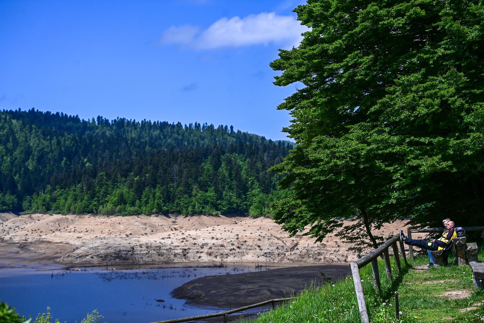 Nakon 22 godine isušeno Lokvarsko jezero, dno skriva ostatke potopljenog naselja Nakon 22 godine isušeno Lokvarsko jezero, dno skriva ostatke potopljenog naselja