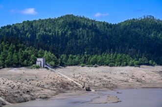 Nakon 22 godine isušeno Lokvarsko jezero, dno skriva ostatke potopljenog naselja Nakon 22 godine isušeno Lokvarsko jezero, dno skriva ostatke potopljenog naselja