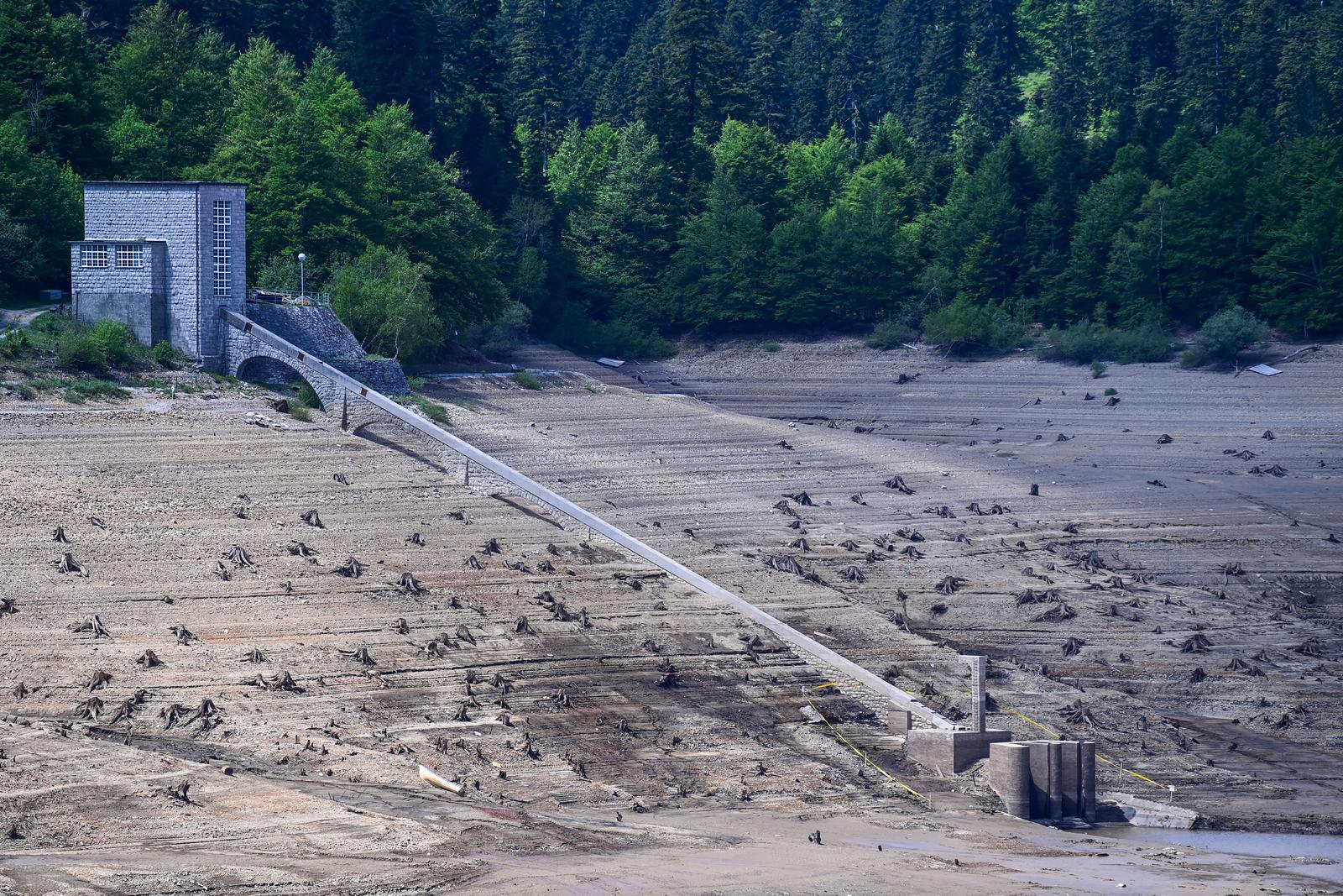 Nakon 22 godine isušeno Lokvarsko jezero, dno skriva ostatke potopljenog naselja Nakon 22 godine isušeno Lokvarsko jezero, dno skriva ostatke potopljenog naselja