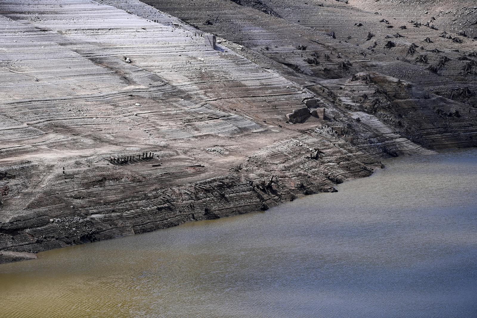 Nakon 22 godine isušeno Lokvarsko jezero, dno skriva ostatke potopljenog naselja Nakon 22 godine isušeno Lokvarsko jezero, dno skriva ostatke potopljenog naselja
