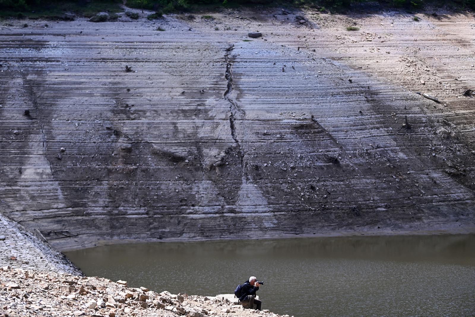 Nakon 22 godine isušeno Lokvarsko jezero, dno skriva ostatke potopljenog naselja Nakon 22 godine isušeno Lokvarsko jezero, dno skriva ostatke potopljenog naselja