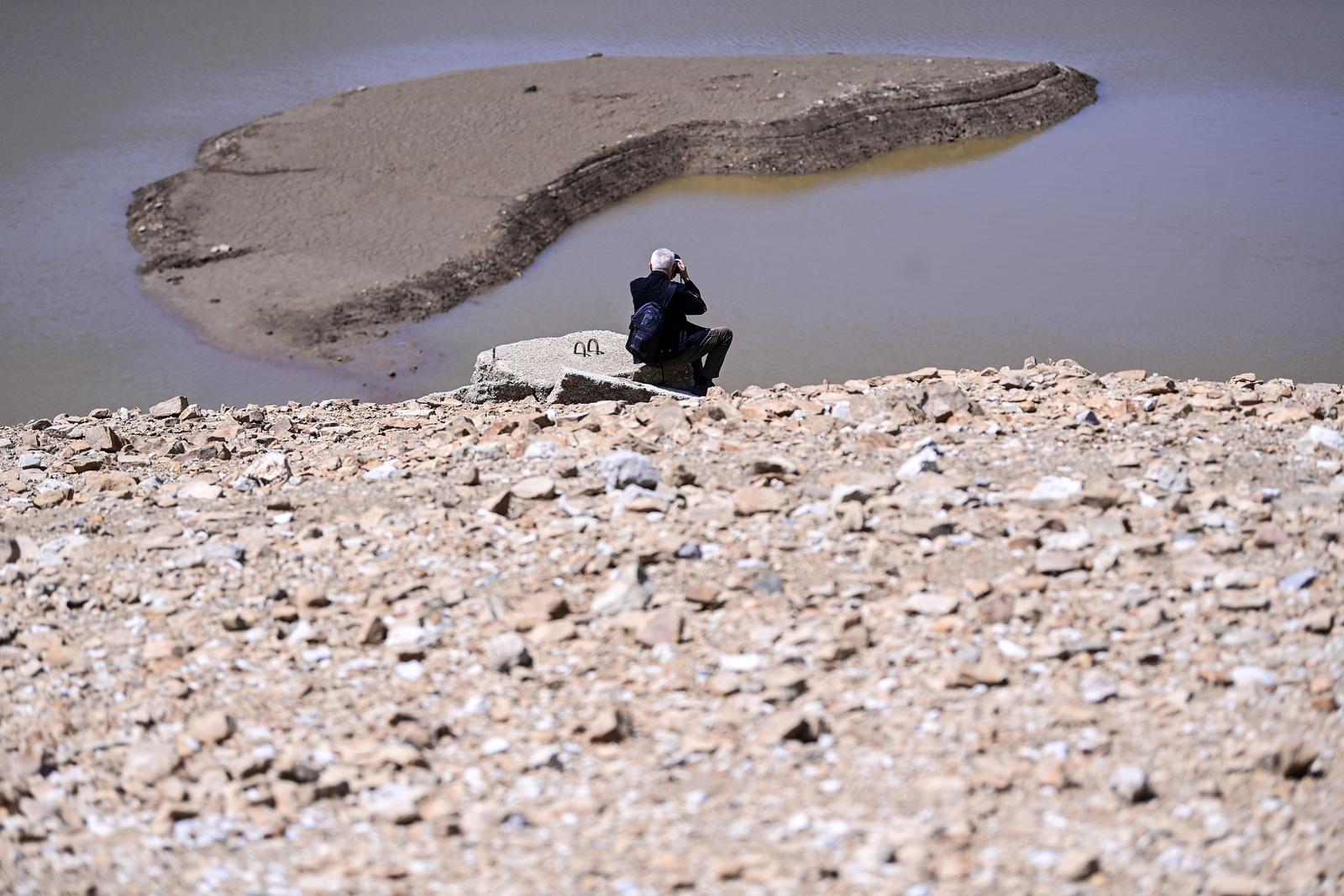 Nakon 22 godine isušeno Lokvarsko jezero, dno skriva ostatke potopljenog naselja Nakon 22 godine isušeno Lokvarsko jezero, dno skriva ostatke potopljenog naselja