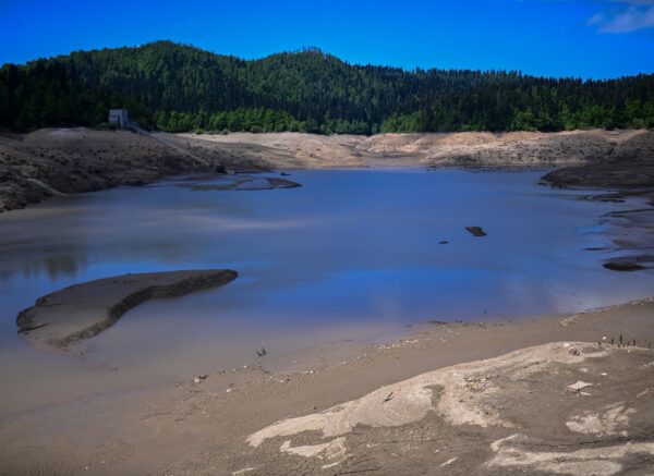 Nakon 22 godine isušeno Lokvarsko jezero, dno skriva ostatke potopljenog naselja