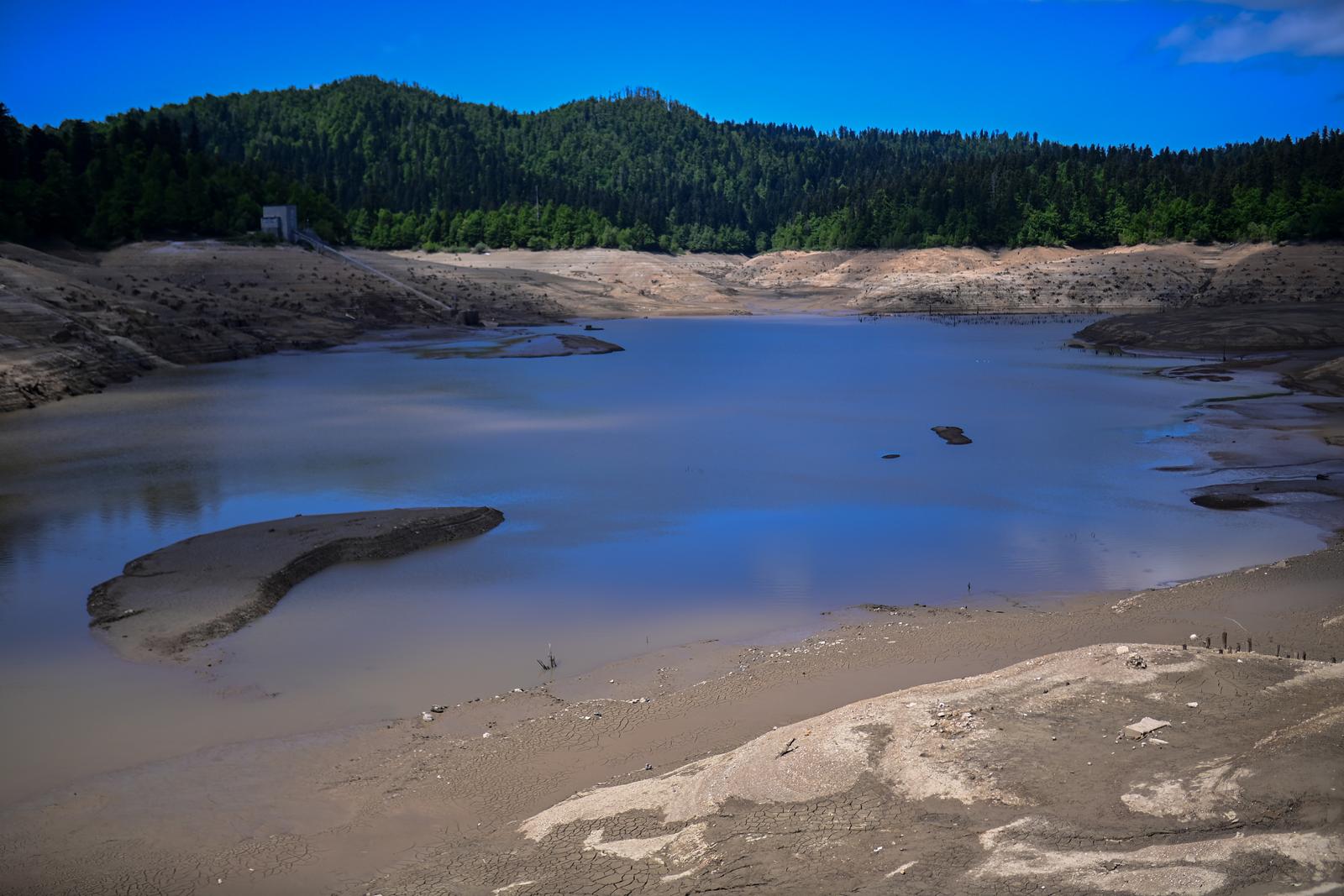 Nakon 22 godine isušeno Lokvarsko jezero, dno skriva ostatke potopljenog naselja Nakon 22 godine isušeno Lokvarsko jezero, dno skriva ostatke potopljenog naselja