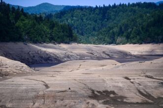 Nakon 22 godine isušeno Lokvarsko jezero, dno skriva ostatke potopljenog naselja Nakon 22 godine isušeno Lokvarsko jezero, dno skriva ostatke potopljenog naselja