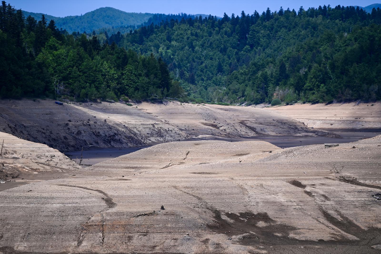 Nakon 22 godine isušeno Lokvarsko jezero, dno skriva ostatke potopljenog naselja Nakon 22 godine isušeno Lokvarsko jezero, dno skriva ostatke potopljenog naselja
