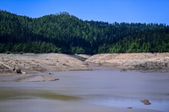 Nakon 22 godine isušeno Lokvarsko jezero, dno skriva ostatke potopljenog naselja Nakon 22 godine isušeno Lokvarsko jezero, dno skriva ostatke potopljenog naselja
