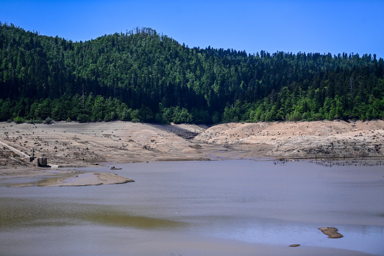 Nakon 22 godine isušeno Lokvarsko jezero, dno skriva ostatke potopljenog naselja Nakon 22 godine isušeno Lokvarsko jezero, dno skriva ostatke potopljenog naselja