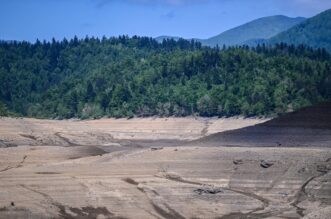 Nakon 22 godine isušeno Lokvarsko jezero, dno skriva ostatke potopljenog naselja Nakon 22 godine isušeno Lokvarsko jezero, dno skriva ostatke potopljenog naselja