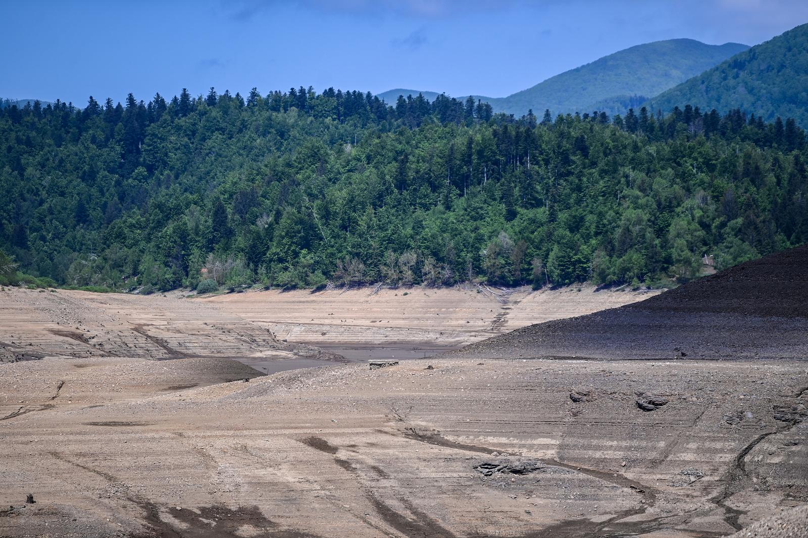 Nakon 22 godine isušeno Lokvarsko jezero, dno skriva ostatke potopljenog naselja Nakon 22 godine isušeno Lokvarsko jezero, dno skriva ostatke potopljenog naselja