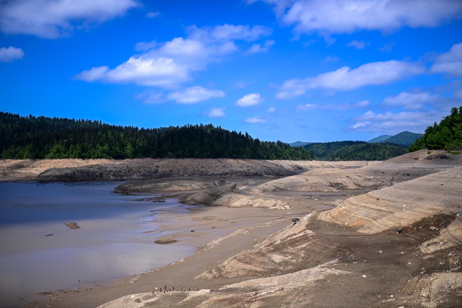 Nakon 22 godine isušeno Lokvarsko jezero, dno skriva ostatke potopljenog naselja Nakon 22 godine isušeno Lokvarsko jezero, dno skriva ostatke potopljenog naselja